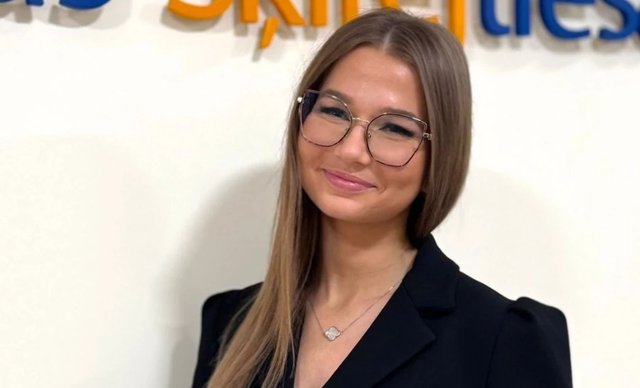 Laura Uzare